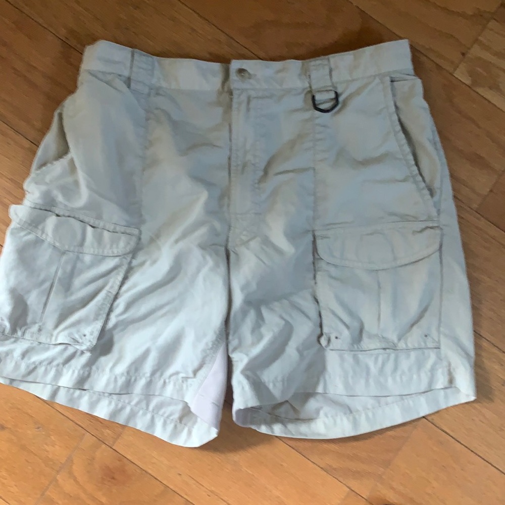 Columbia light weight cargo shorts. Large, 7"